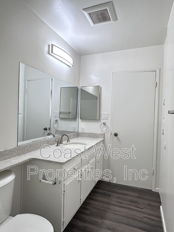 Building Photo - 1810 Broadway St