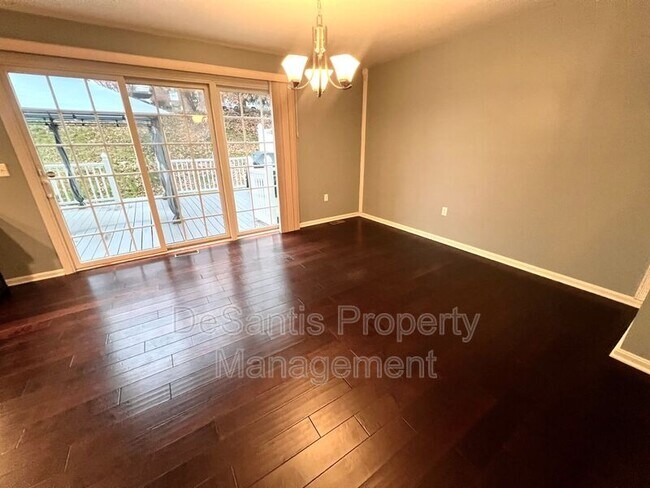 Building Photo - 945 Montclair Dr