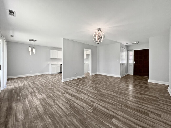 Building Photo - 24W500 Seabrook Ct