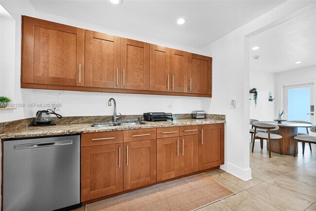 Building Photo - 1328 N Andrews Ave