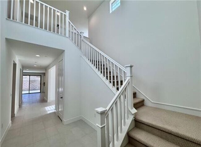 Building Photo - Stunning and Spacious 6BR 5BA Home w/ Solar Panels + Quartz Counter + Fenced Yard + 2 Car Garage ...