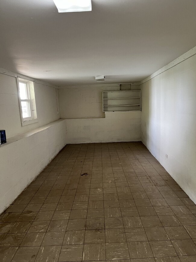 Building Photo - Charming 3-Bed Home with Hardwood Floors &...