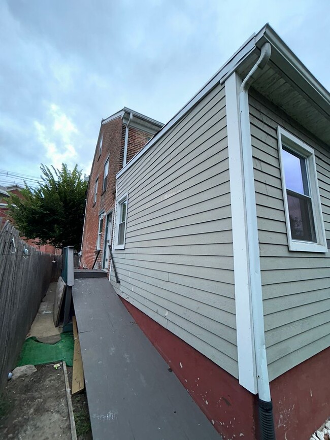 Building Photo - Cozy Home w/2 bath!