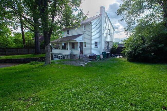 Building Photo - OPEN HOUSE 9/13 11AM-1PM  Beautiful 3-Bedr...