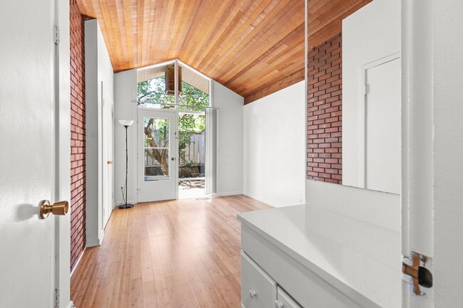 Building Photo - 6780 SW Canyon Terrace