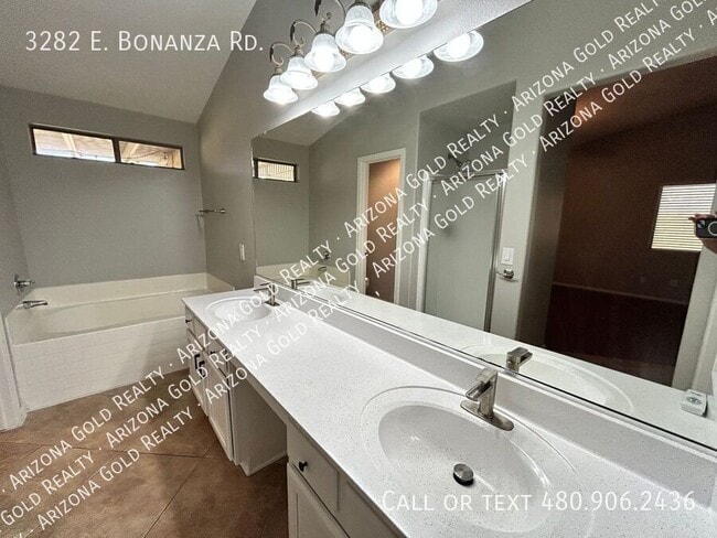 Building Photo - 3282 E Bonanza Rd
