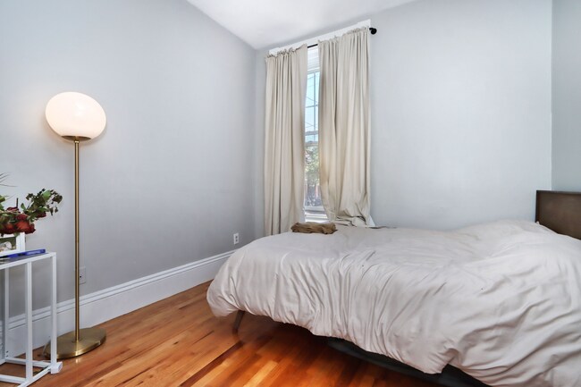Available room - 44 Beacon St