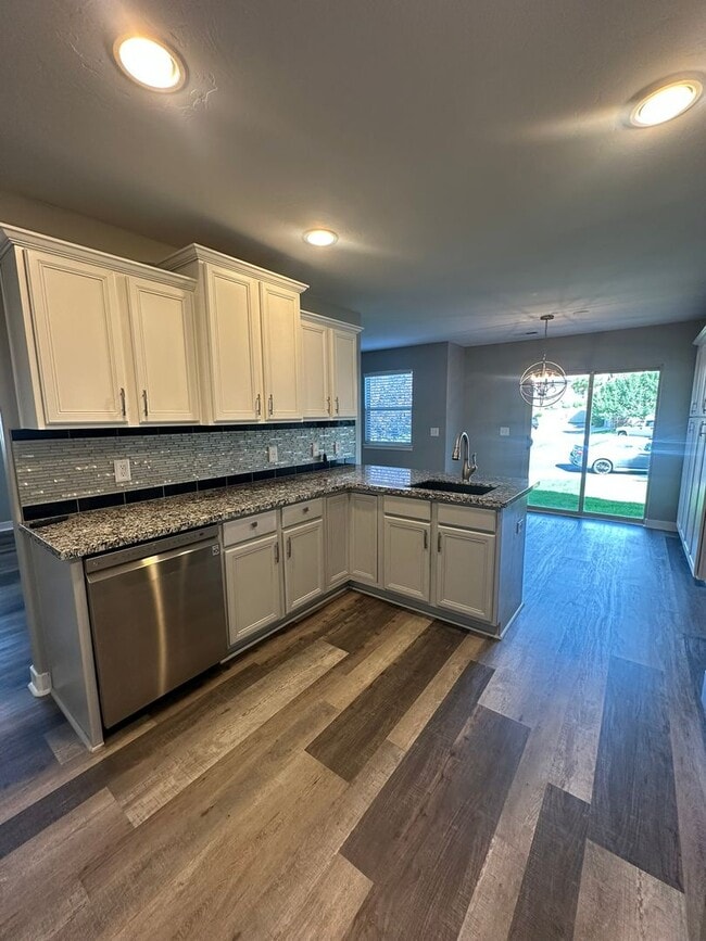 Building Photo - 3 Weeks Rent FREE! Modern 3 Bed 2.5 Bath T...