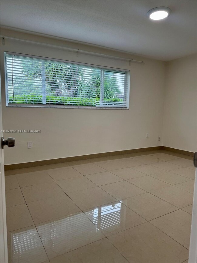 Building Photo - 16453 NE 33rd Ave