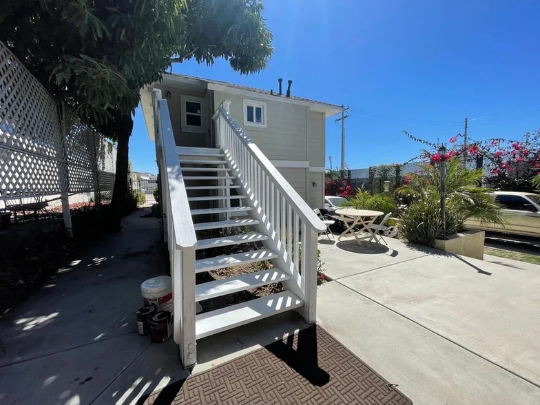 entrance to unit - 1242 W Olive St