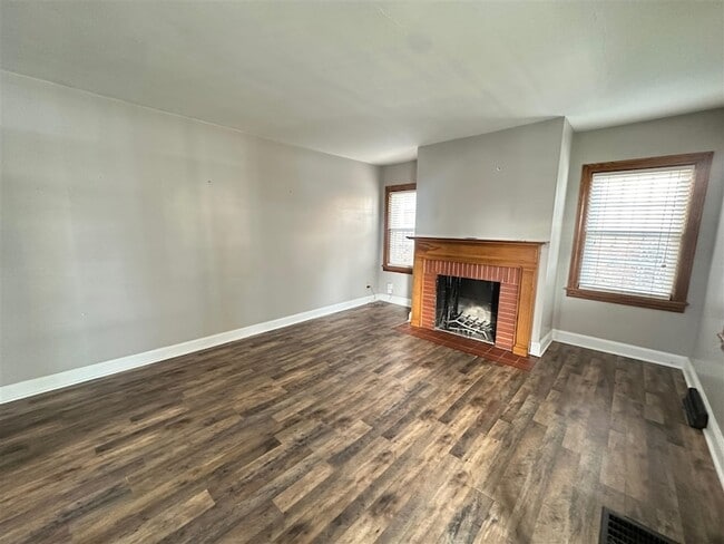 Building Photo - 332 E Esplanade Ave