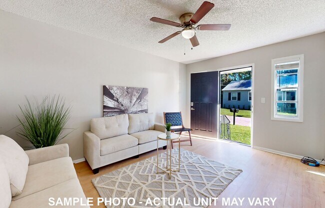 Building Photo - Updated 2 Bedroom Jacksonville Heights Apa...