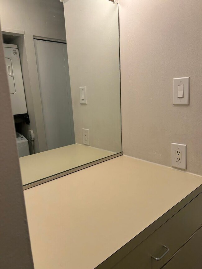 Building Photo - Bright Studio with lots of Built in shelving
