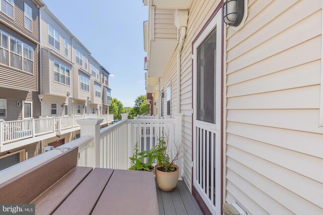 Building Photo - 4548 Longfellow St