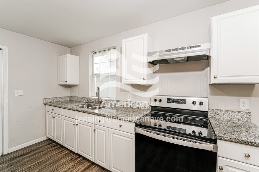 Building Photo - 610 16th Pl SW