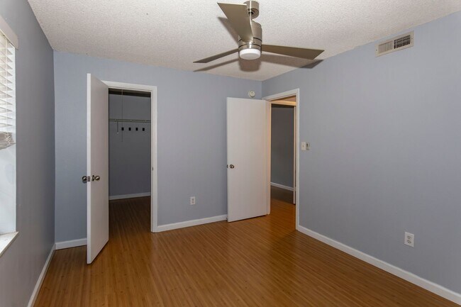 Building Photo - 2/1 condo