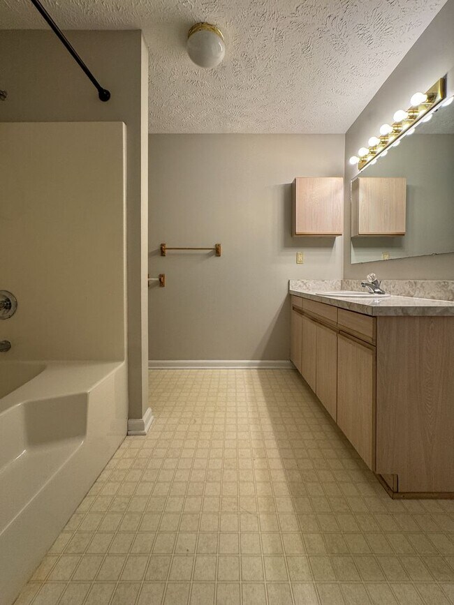 Building Photo - Cute 2 Bed 2 Bath Ground Level Condo with Community Pool