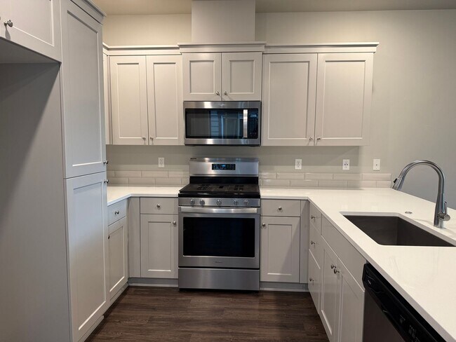 Building Photo - Beautiful 3 Bed/2.5 Bath Townhome - NE Bend