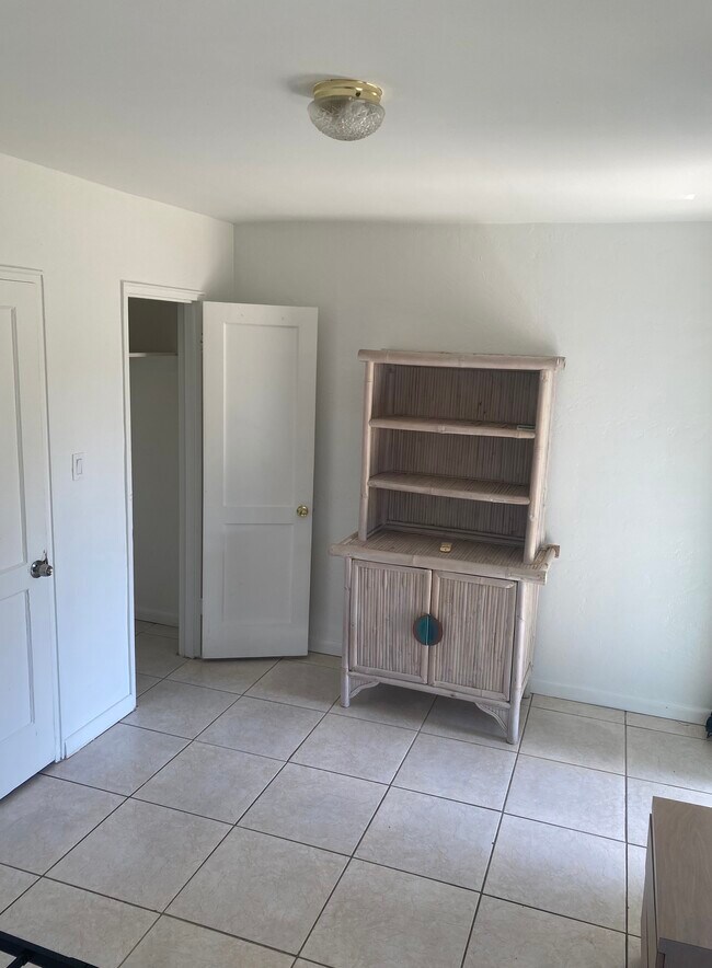 Building Photo - 926 N 16th Ave