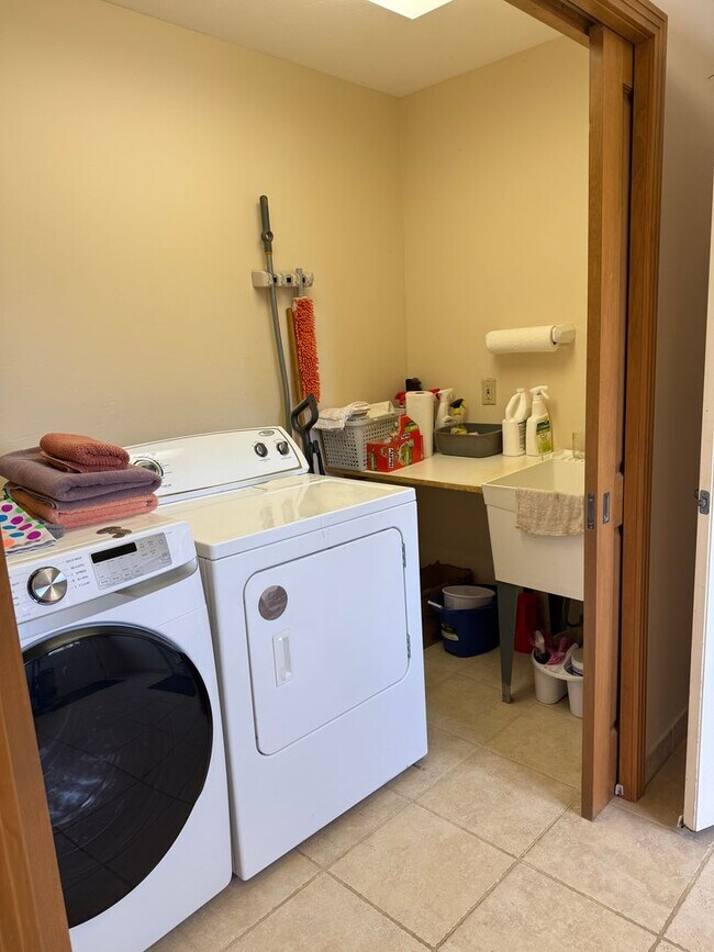 Building Photo - Charming Southwestern Stucco Home