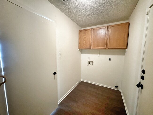 Building Photo - Charming 3-Bedroom 2- Bath home in New Bra...
