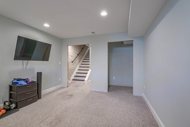Building Photo - 631 S Eaton St