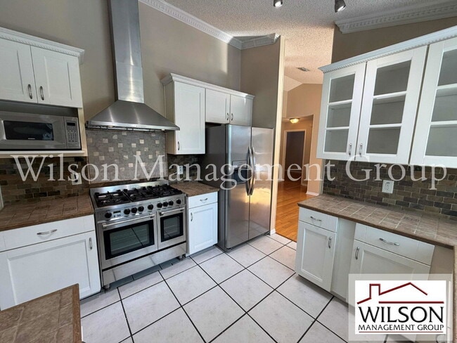 Building Photo - 1366 Valhalla St