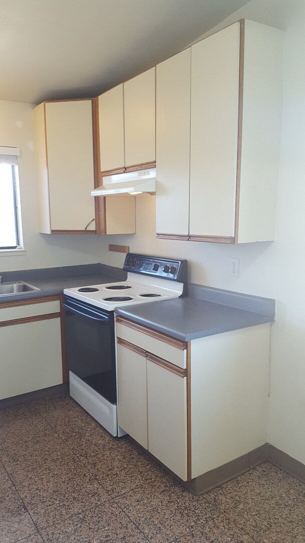 Building Photo - 2 bed/1 bath in fourplex. Hardwood floor, ...