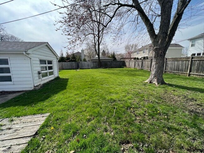 Building Photo - 3 Bedroom Home in Wheaton