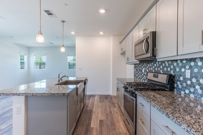 Building Photo - 27638 Sawtooth Ln