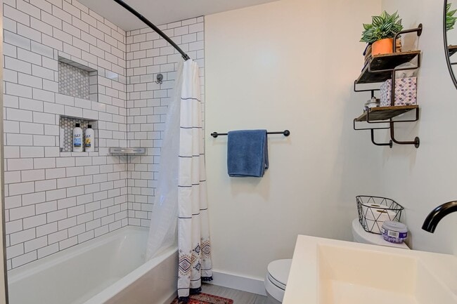 Building Photo - Fully Furnished Modern 3 bedroom Home!