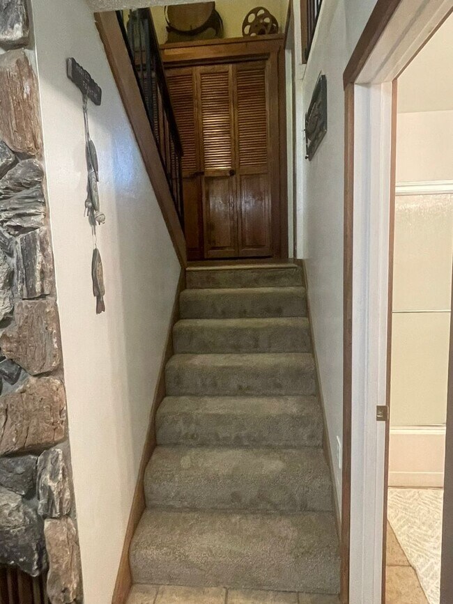 Building Photo - 3bed 2.5bath Lodge Style Duplex