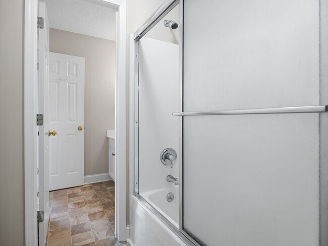 Building Photo - Freshly Renovated 3 BR, 2 BA Townhome Cent...