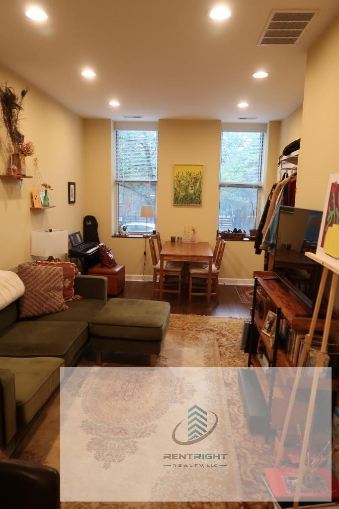 Building Photo - 1425 N Bosworth Ave