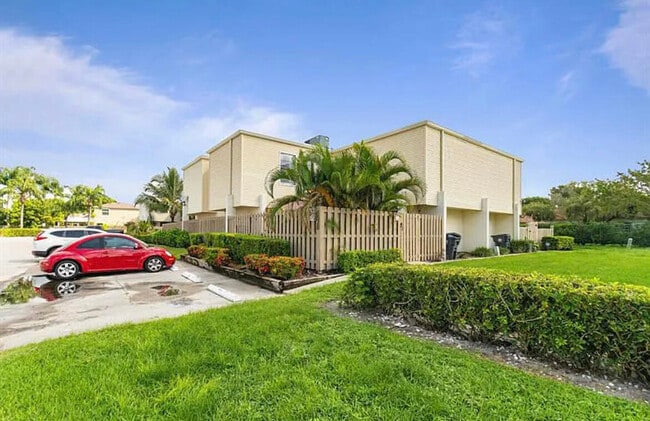 Building Photo - 1520 Shaker Cir