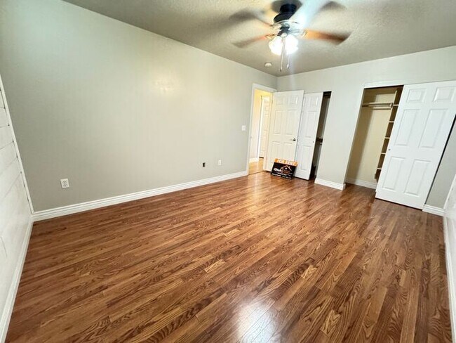 Building Photo - 4 bed 2 bath 2 car garage. Dog Friendly