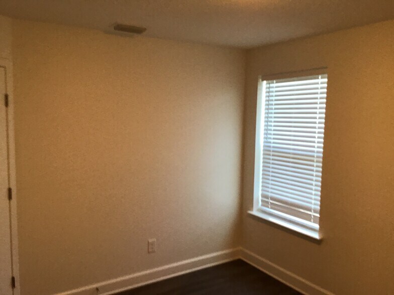 Building Photo - 31 Hiller Ln