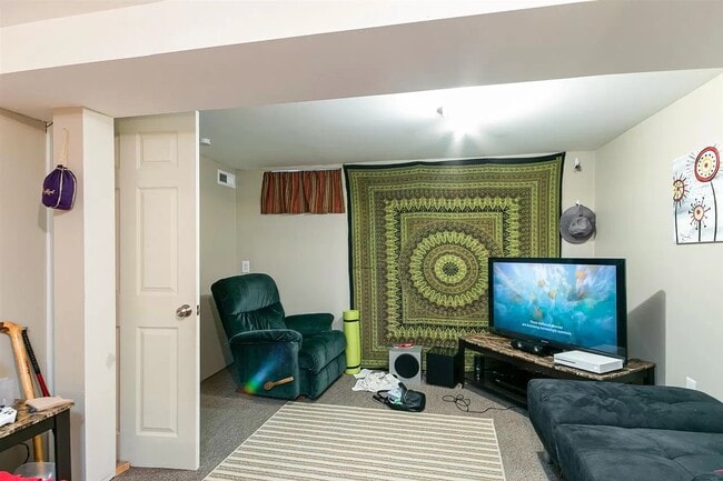 Building Photo - 1944 Hunting Ave