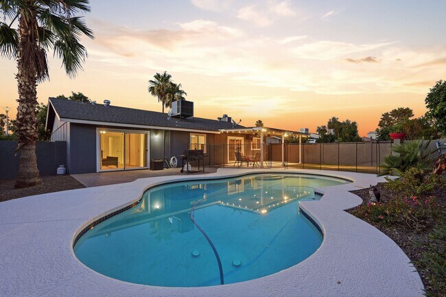 Building Photo - 4 Bed Home in Scottsdale Quarter!!