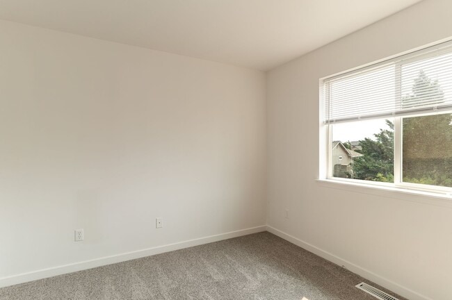 Building Photo - Charming 3-Bed, 2-Bath Home with Spacious ...