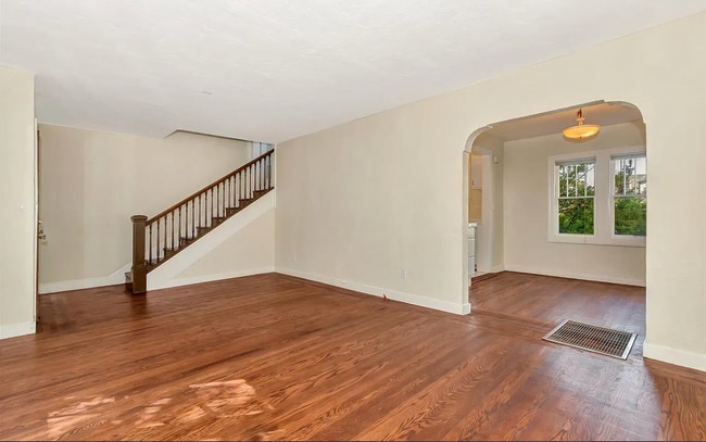 Building Photo - Beautiful Spanish townhouse with parking and in unit laundry!