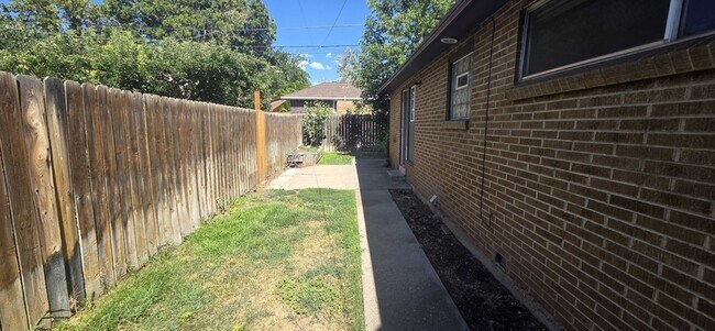 Building Photo - 909 Browning Ave