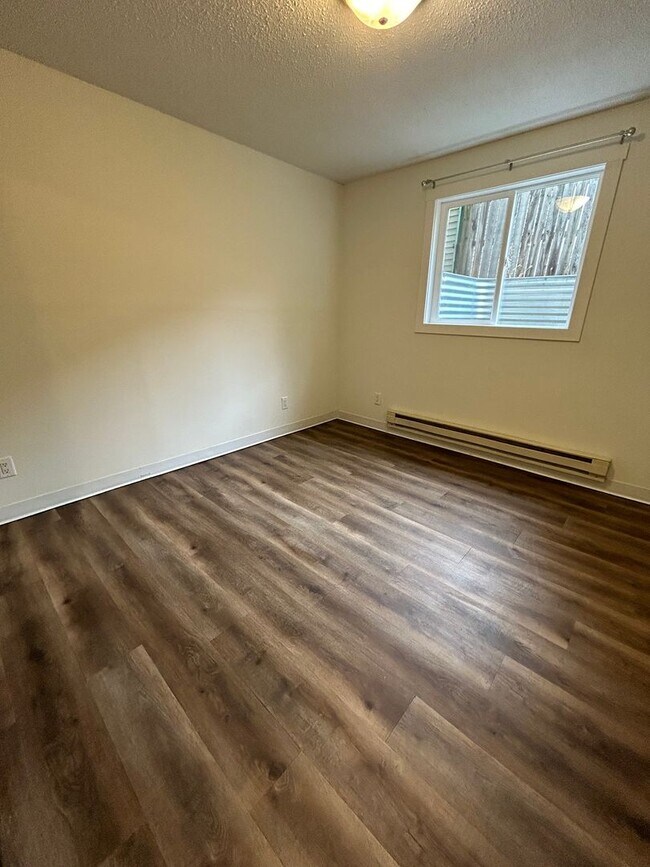 Building Photo - 2 Bedroom, 1 Bathroom apartment Available Immediately