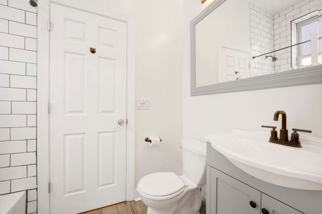 Building Photo - 2736 W Belmont Ave