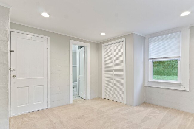 Building Photo - Rare 1 Bedroom Apartment in Williamsburg, VA | Pet-Friendly Rental