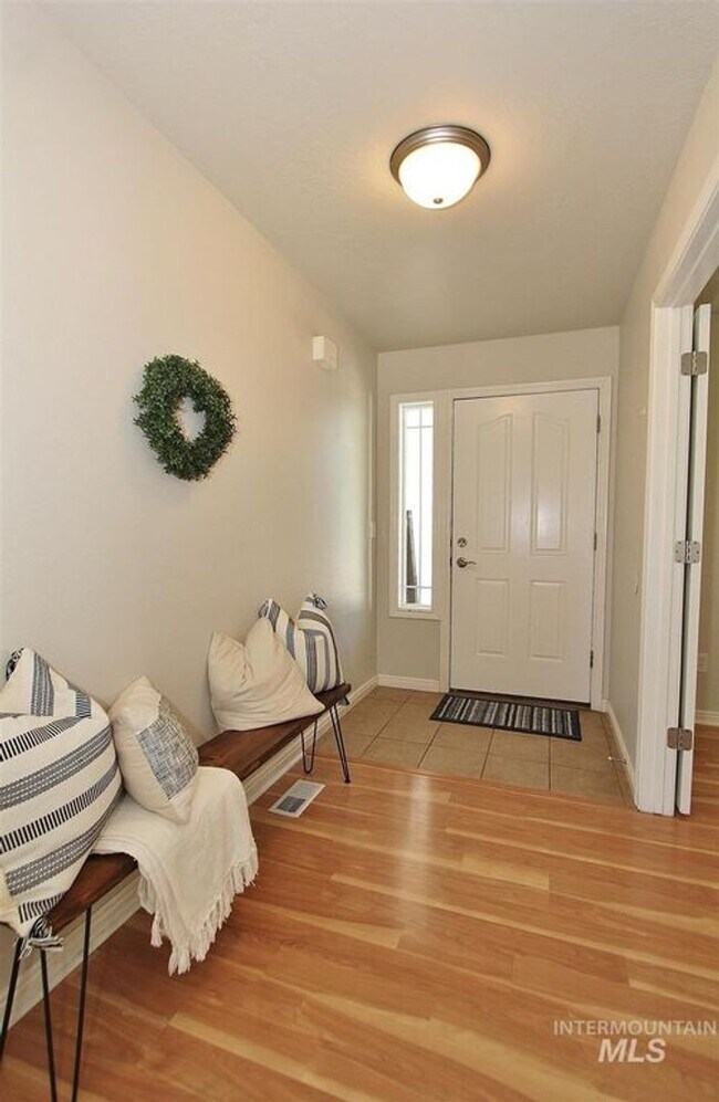 Building Photo - Beautiful Open Floor Plan Home in Boise!