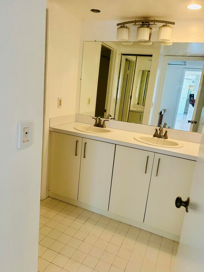 Building Photo - 31 Lake Arbor Dr