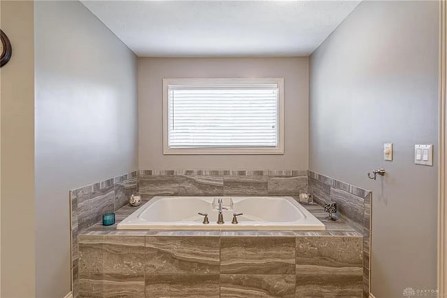 Building Photo - Immaculate Home in a Golf Course Community