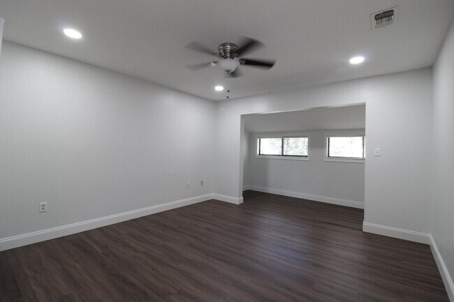 Building Photo - 3 Bedroom Townhouse in Gleneagles Community of Bluewater Bay!