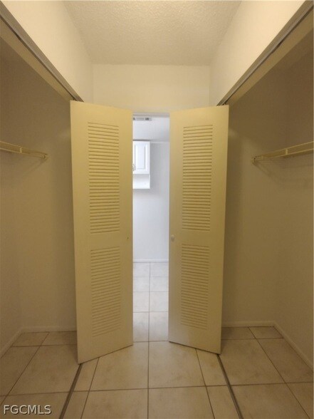 Building Photo - 1069 Villa Dr